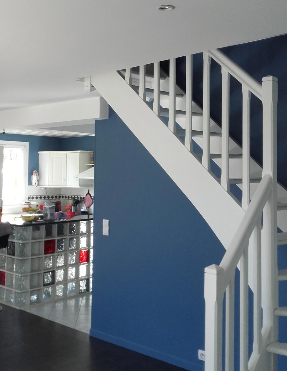 Mur bleu et escalier blanc